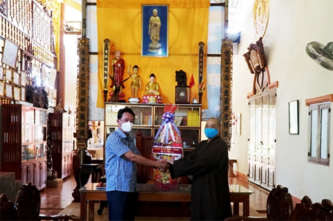 Ông Lý Trọng Nhân, Trưởng Ban Dân tộc chúc mừng và trao quà tập thể Ban Trị sự Phật giáo huyện Bù Đăng
