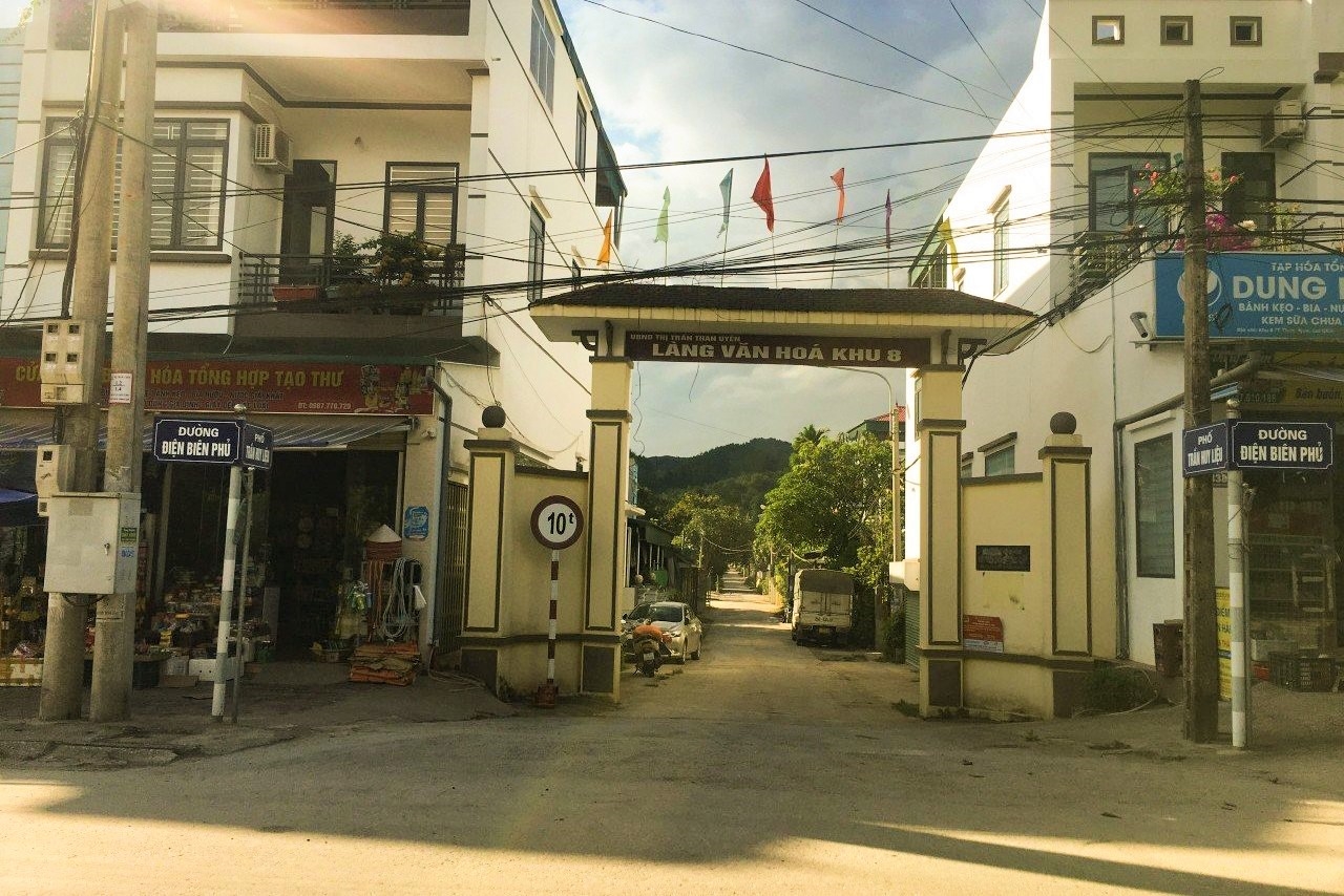 Cổng làng văn hóa Khu 8 hôm nay (trước kia gọi là làng Xuân Khiêng)