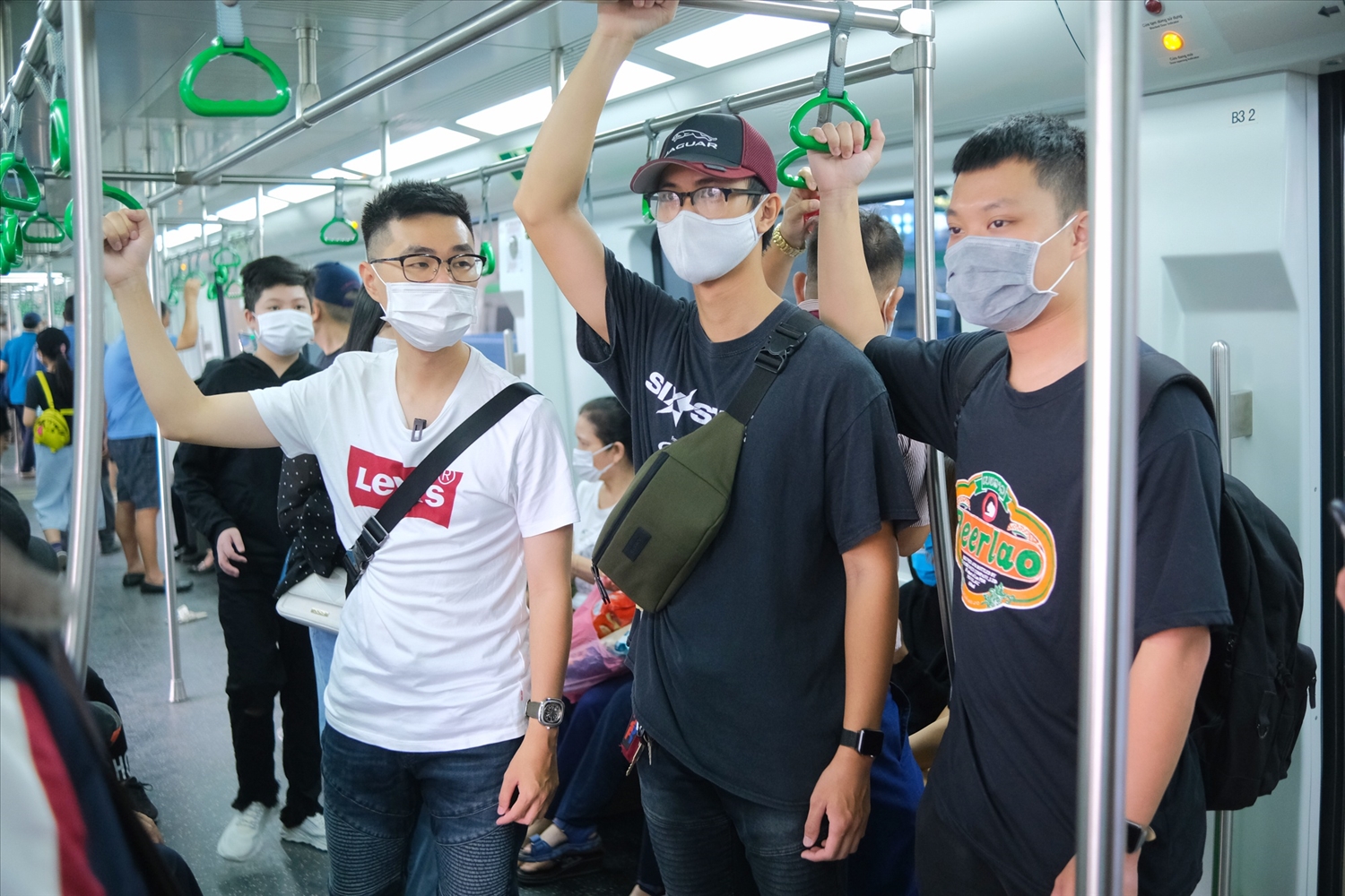Các bạn trẻ ở Thủ đô trải nghiệm đi tàu đường sắt đô thị Cát Linh- Hà Đông