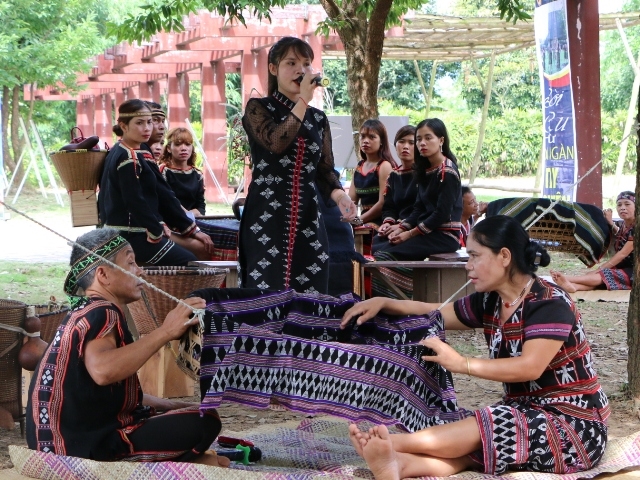 Đồng bào Tà Ôi (Thừa Thiên Huế) thể hiện khúc hát ru tại Làng Văn hóa - Du lịch các dân tộc Việt Nam