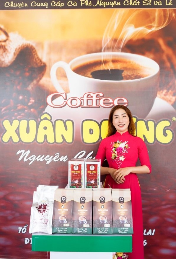 Chị Nguyễn Thị Thanh Xuân bên sản phẩm đã đạt chuẩn OCOP 3 sao 