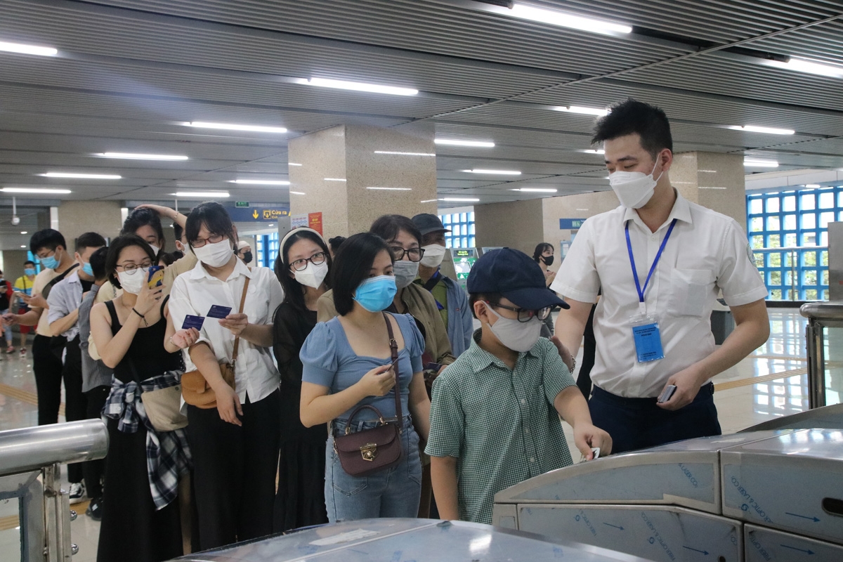 Rất đông người dân có mặt tại nhà ga Cát Linh trong ngày thứ hai để chờ đợi trải nghiệm. Ảnh: Kim Anh 