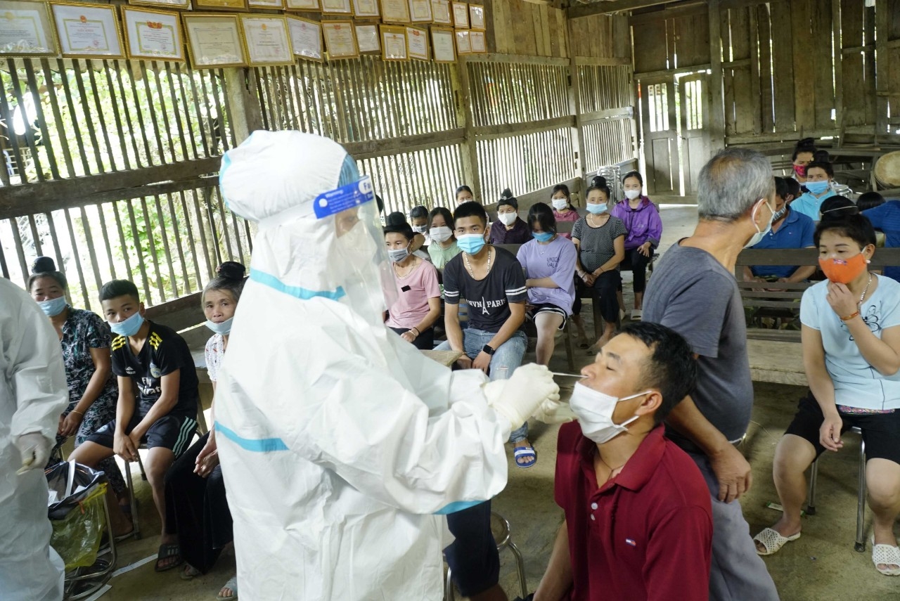 Lực lượng y tế lấy mẫu xét nghiệm diện rộng cho nhân dân xã biên giới Na Tông, huyện Điện Biên.