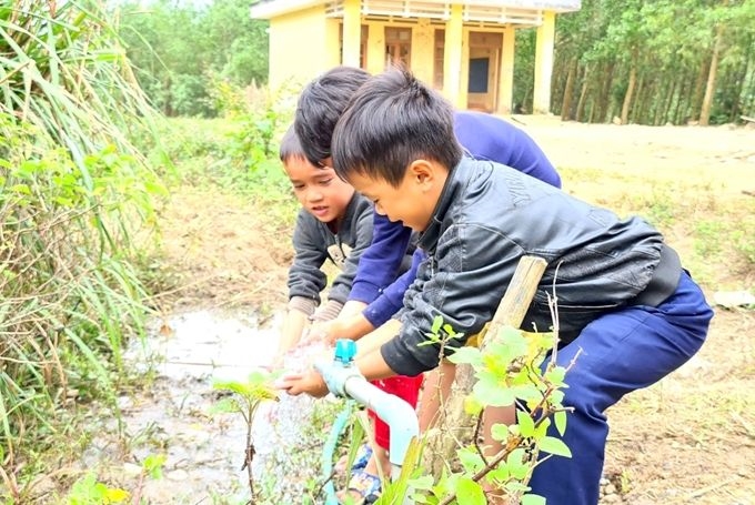 Trẻ em làng Dao vui mừng khi nước được dẫn về đến từng hộ gia đình