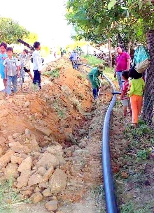 Người dân thôn Chư p’Lôi lắp ống dẫn nước về làng (Ảnh Tư liệu năm 2018)