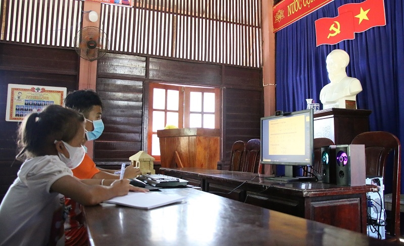 Mạnh và Phượng học online tại nhà Gươl thôn Tà Lang.
