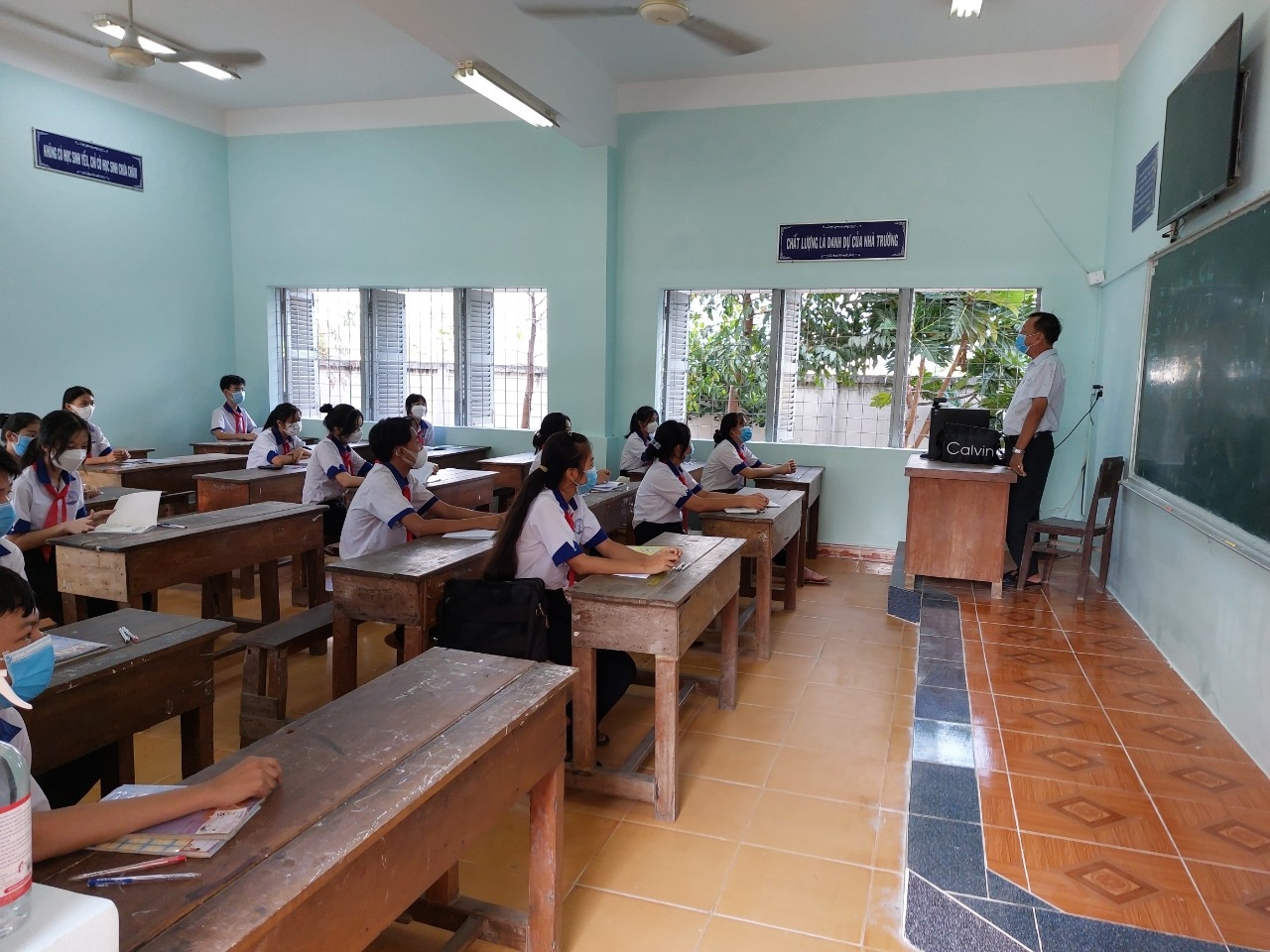 Học sinh Trường THCS Tân Phú Đông trở lại học trực tiếp ngày 8/11/2021. Ảnh: GDTĐ