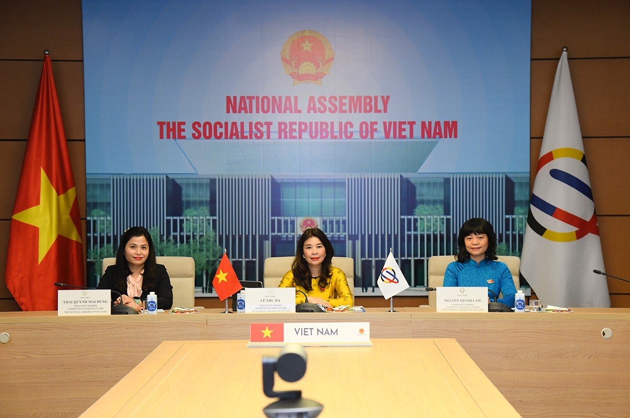 Đoàn Đại biểu Quốc hội Việt Nam do Ủy viên Thường trực Ủy ban Đối ngoại của Quốc hội Lê Thu Hà (ngồi giữa) làm Trưởng đoàn tham gia cuộc họp.