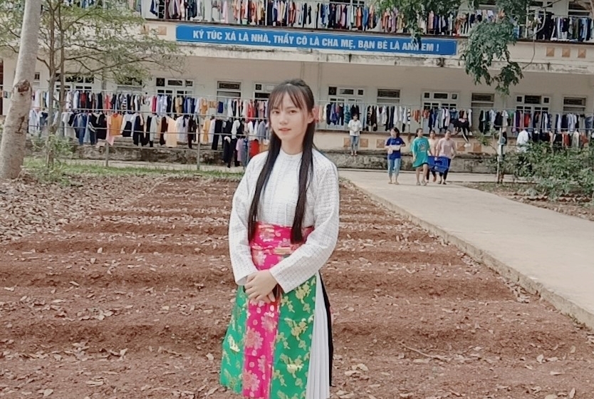 Giàng Thị Mỷ trong trang phục dân tộc Mông tại ngày nhập học