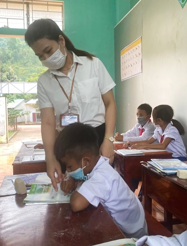 Cô giáo “cắm bản” Trần Thị Hằng miệt mài “gieo chữ” cho học sinh Bru Vân Kiều