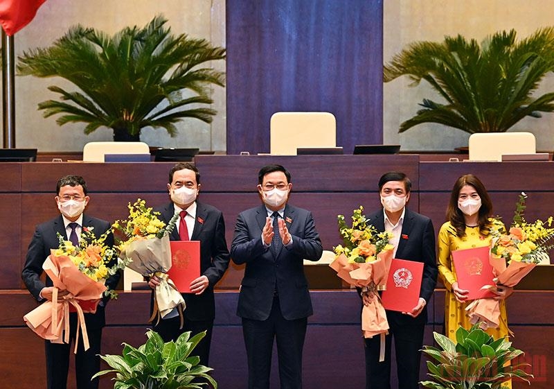 Chủ tịch Quốc hội Vương Đình Huệ trao Nghị quyết cho đoàn Chủ tịch Tổ chức Nghị sĩ hữu nghị Việt Nam. (Ảnh: DUY LINH) 
