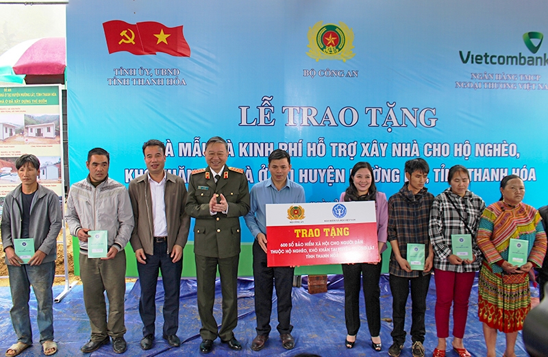 Đại tướng Tô Lâm, Bộ trưởng Bộ Công an và Tổng Giám đốc BHXH Việt Nam Nguyễn Thế Mạnh trao tặng sổ BHXH tự nguyện cho người dân thuộc hộ nghèo, khó khăn huyện Mường Lát (Thanh Hóa)