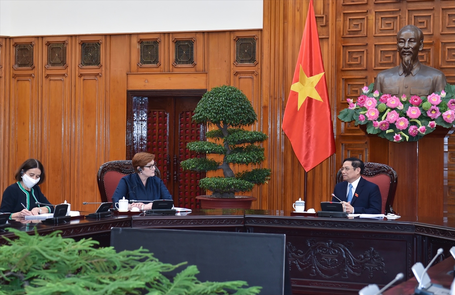 Thủ tướng cảm ơn Chính phủ Australia đã cam kết hỗ trợ 5,2 triệu liều vaccine cho Việt Nam. Ảnh: VGP/Nhật Bắc