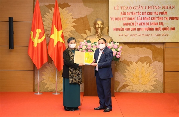 Bộ trưởng Nguyễn Văn Hùng trao Giấy chứng nhận bản quyền tác giả cho nguyên Phó Chủ tịch Thường trực Quốc hội Tòng Thị Phóng