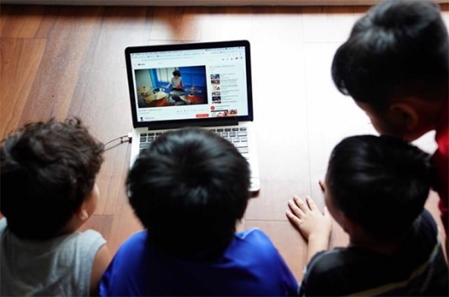Cha mẹ cần kiểm soát nội dung, tần suất sử dụng của trẻ em khi dùng mạng xã hội