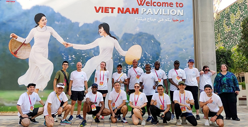 Thành viên Nhà Triển lãm Việt Nam chụp ảnh cùng đại diện các nước tham gia sự kiện UN Day Run trong Ngày Liên hợp quốc tại EXPO 2020 (Ảnh: Vietnam EXPO 2020 Dubai)