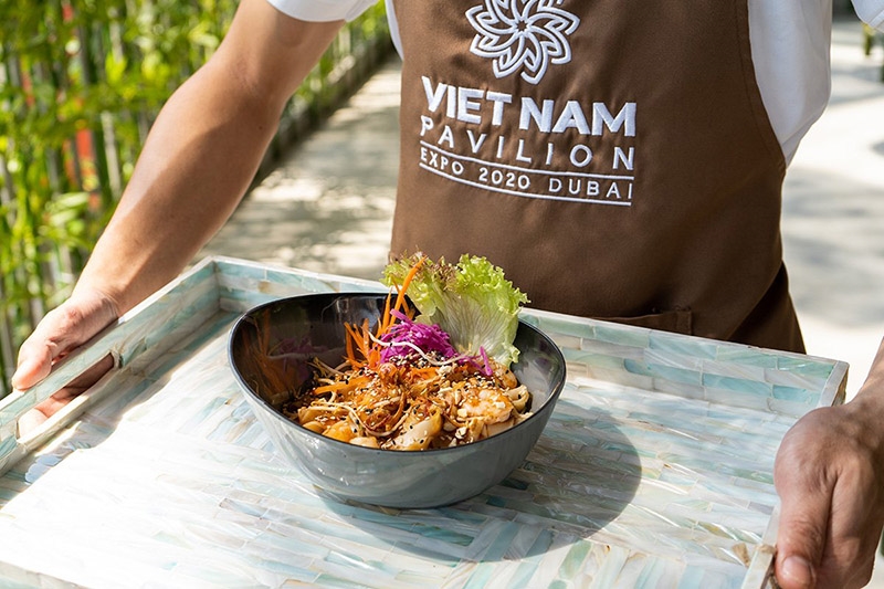 Khách tham quan cũng có thể thưởng thức một số món ăn đặc sắc của Việt Nam tại Nhà Triển lãm Việt Nam. (Ảnh: Vietnam EXPO 2020 Dubai)