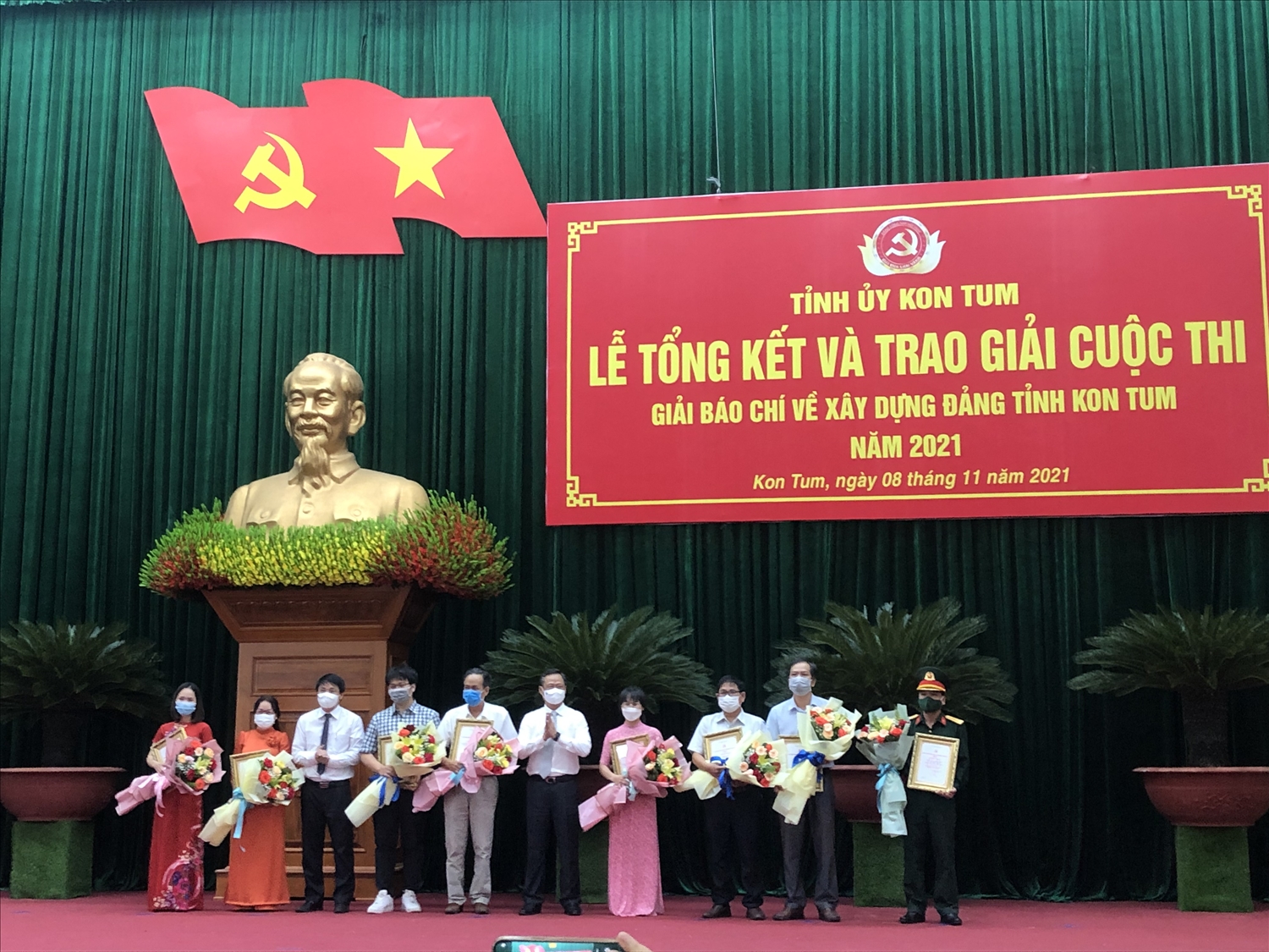 Lãnh đạo Tỉnh ủy Kon Tum trao giải cho các tác giả có tác phẩm xuất sắc