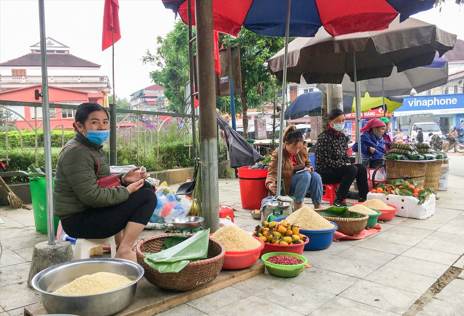 Sản phẩm Cốm Na Lo được bày bán tại khu vực cổng Đền Bắc Hà để phục vụ khách du lịch