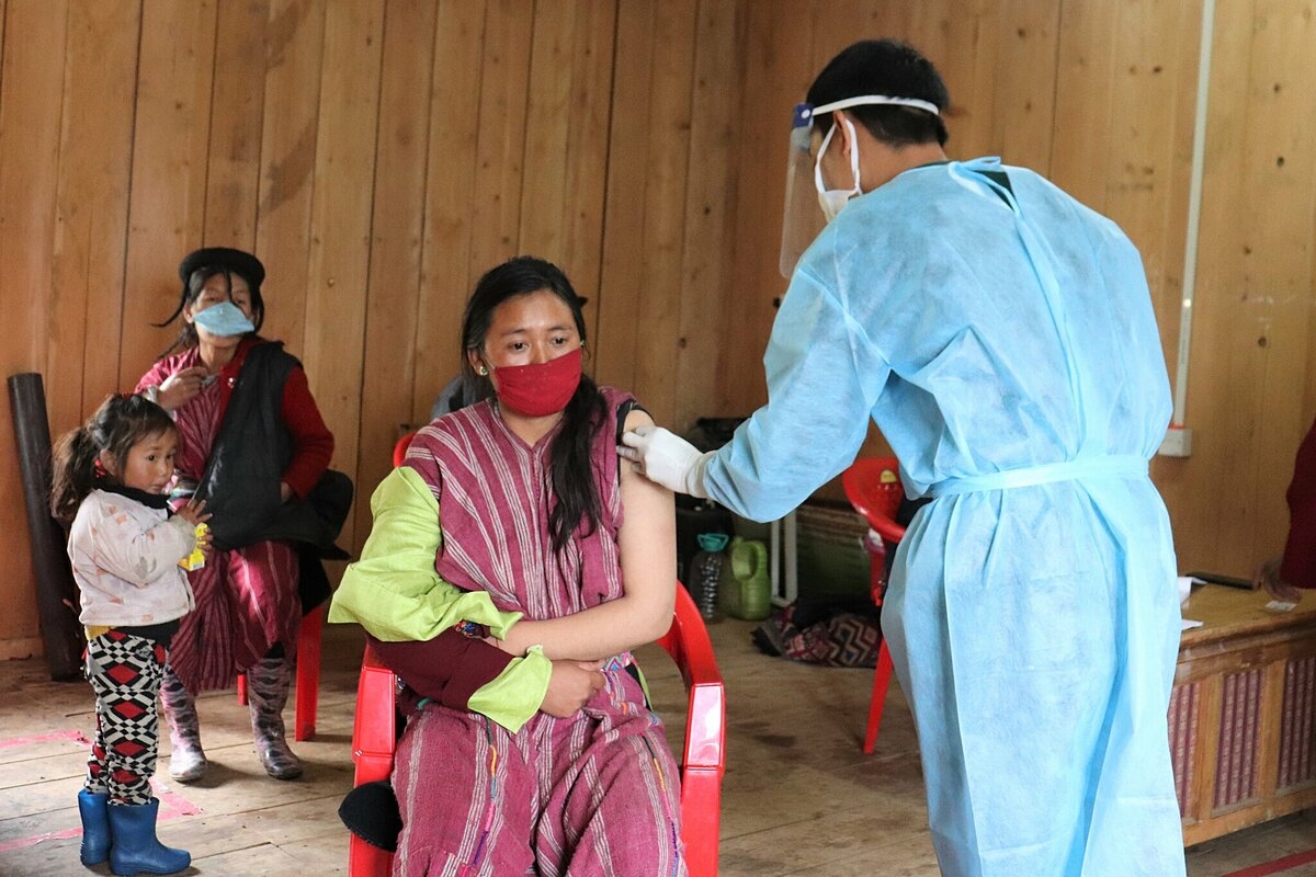 Người Bhutan được tiêm vắc xin chống lại Covid-19 tại một trung tâm cộng đồng ở Trashigang