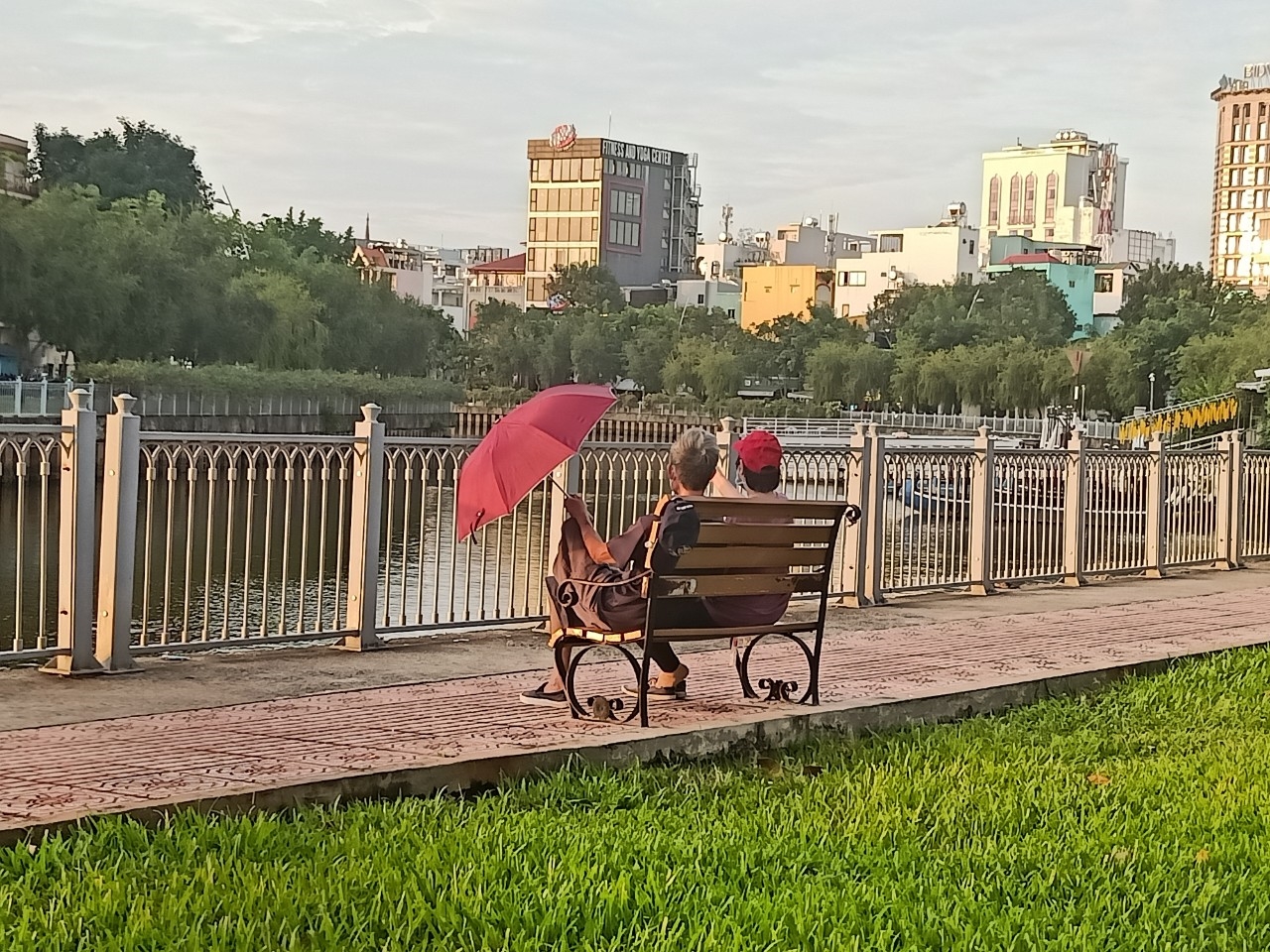 Có một TP. Hồ Chí Minh yên bình sau "bão" dịch. (Trong ảnh: 2 vợ chồng lớn tuổi ngồi ngắm hoàng hôn bên bờ kênh trên đường Hoàng Sa, quận Phú Nhuận)