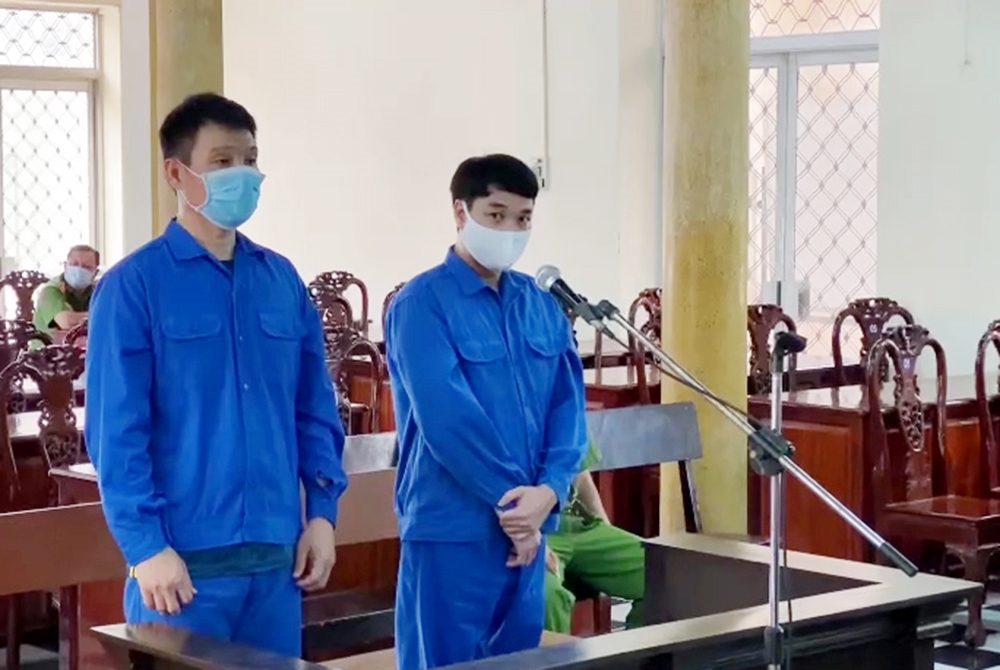 Hai bị cáo Trần Văn Giang và Hồ Minh Nhật tại tòa