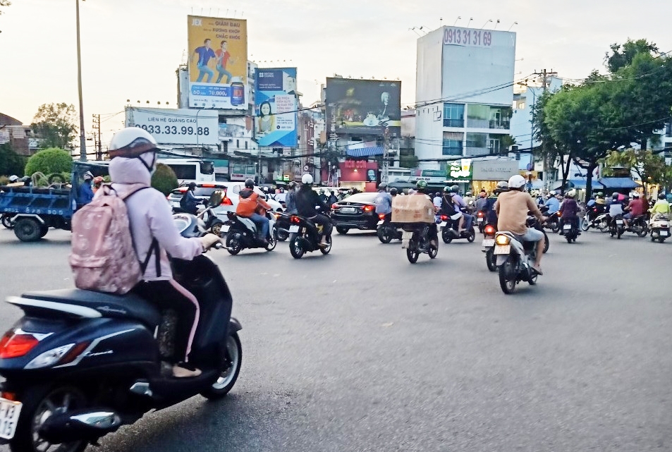 Sự nhộn nhịp, xe cộ tấp nập là nét đặc trưng vốn có của TP. Hồ Chí Minh đã dần trở lại sau hơn 4 tháng giãn cách