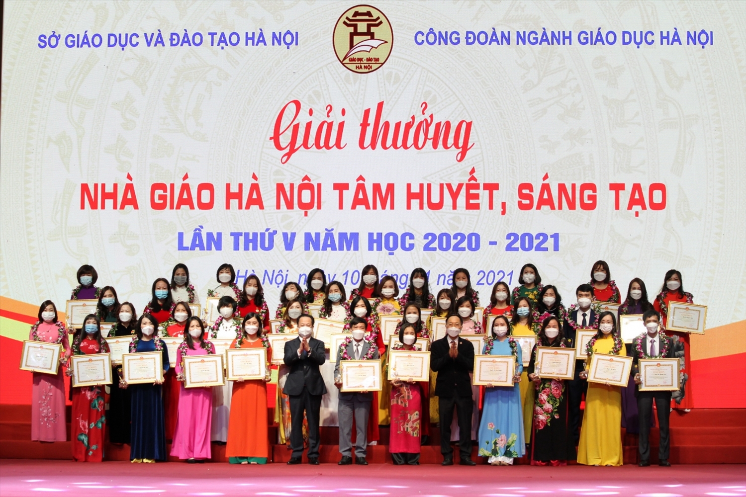Lãnh đạo Sở GD&ĐT Hà Nội trao giải thưởng Nhà giáo Hà Nội tâm huyết, sáng tạo lần thứ V.