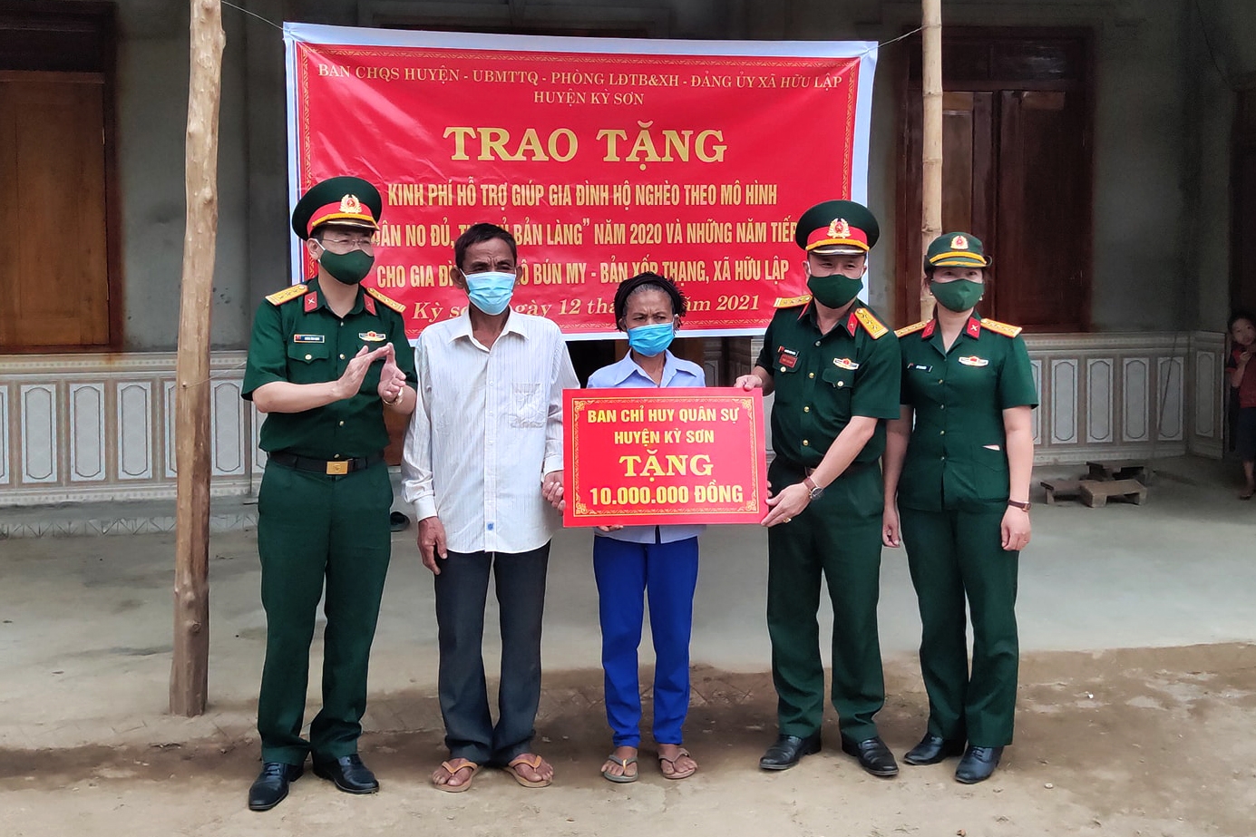 Ban CHQS huyện Kỳ Sơn trao tiền hỗ trợ xây dựng nhà cho gia đình ông Lô Bún My, ở bản Xốp Thạng, xã Hữu Lập.