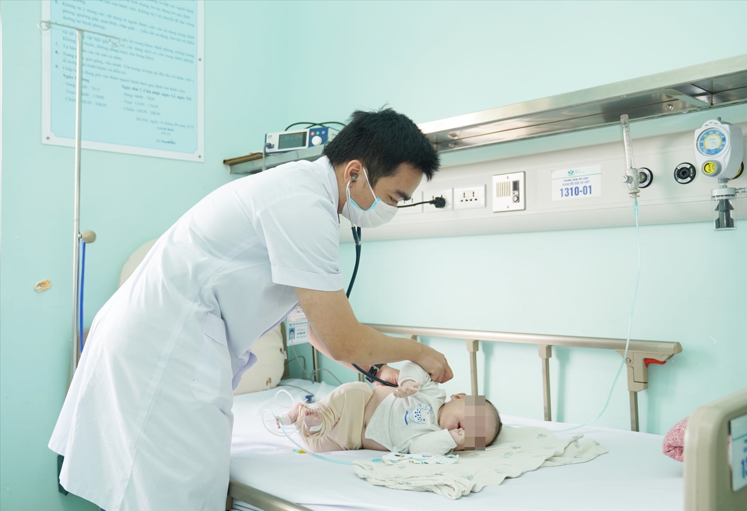 Trẻ điều trị bệnh lý hô hấp tại Bệnh viện Nhi Trung ương thời điểm giao mùa tăng cao