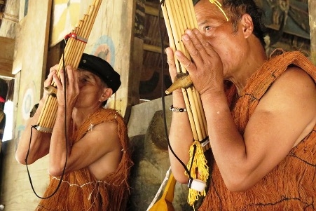 Nghệ nhân Cơ Tu vui hội thổi khèn trong lễ hội tạ ơn rừng trong trang phục bằng vỏ cây