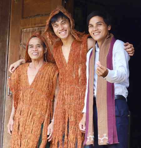 Nghệ nhân ưu tú Cơlâu Bhlao (ngoài cùng, bên trái) trong trang phục truyền thống bằng vỏ cây 