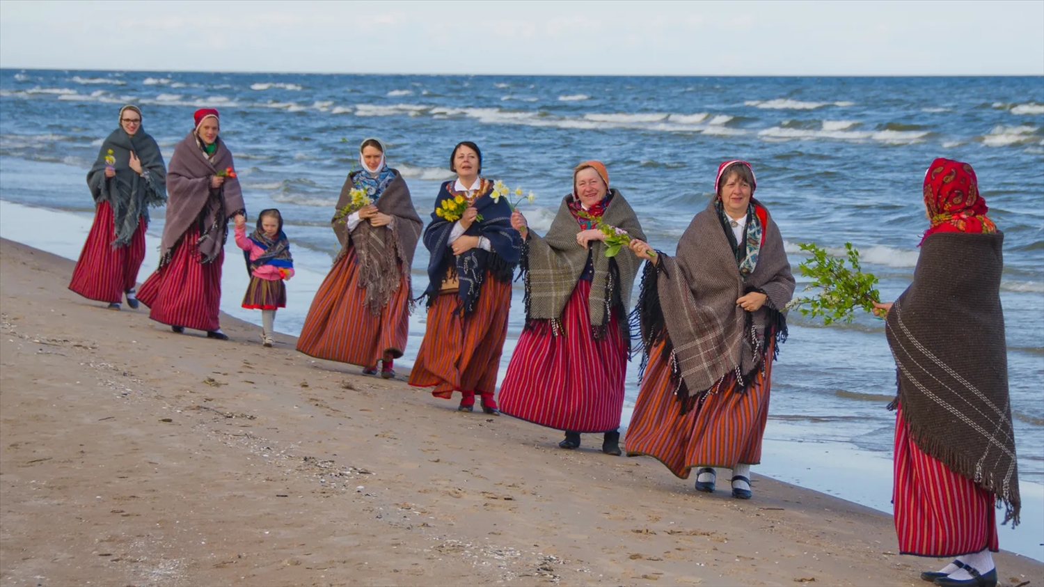 Dân số Livonian ít ỏi còn lại tôn vinh di sản của mình thông qua trang phục, nghi lễ và âm nhạc truyền thống
