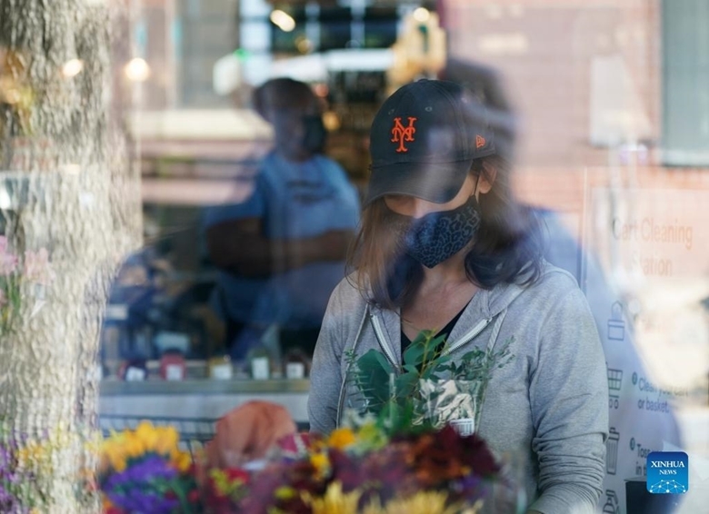 Người dân đeo khẩu trang khi đi mua sắm tại một cửa hàng tạp hóa ở Washington, D.C., Mỹ, ngày 10/11. (Ảnh: Xinhua)