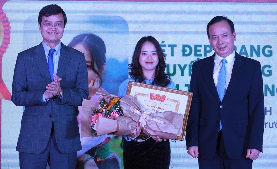 Đồng chí Bùi Quang Huy, Ủy viên dự khuyết Trung ương Đảng, Bí thư thường trực Trung ương Đoàn, Chủ tịch Hội Sinh viên Việt Nam (bên trái) trao giải nhất tặng tác giả Bùi Mai Anh