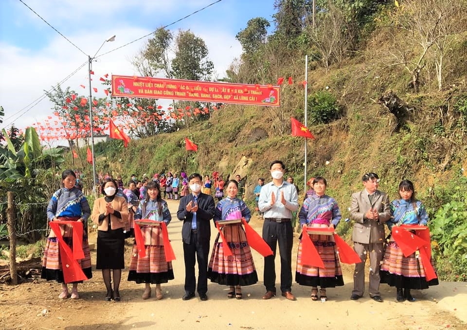 Ông Bùi Quang Hưng, Chủ tịch Hội Nông dân tỉnh (bên phải) và ông Nguyễn Duy Hòa, Bí thư Huyện ủy Bắc Hà cắt băng khánh thành công trình 