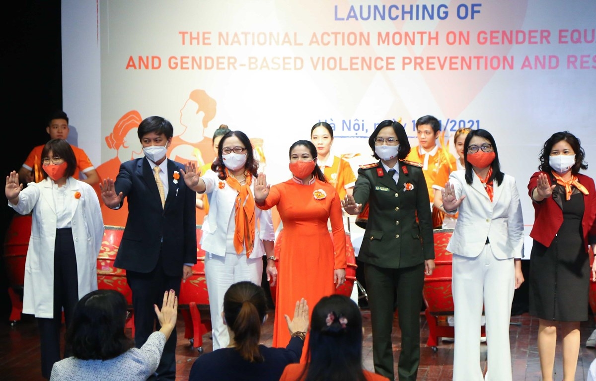 Các đại biểu tham dự Lễ phát động thể hiện cam kết thúc đẩy bình đẳng giới, xóa bỏ phân biệt đối xử và bạo lực giới. (Ảnh: UN Women)