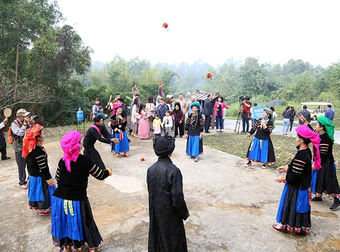  Sau phần lễ là phần hội diễn ra cả ngày. Các hoạt động văn hoá của người Pu Péo mang tính cộng đồng cao với những trò đánh cù, chơi khăng, đu quay, đánh cầu lông gà, ném quả bông