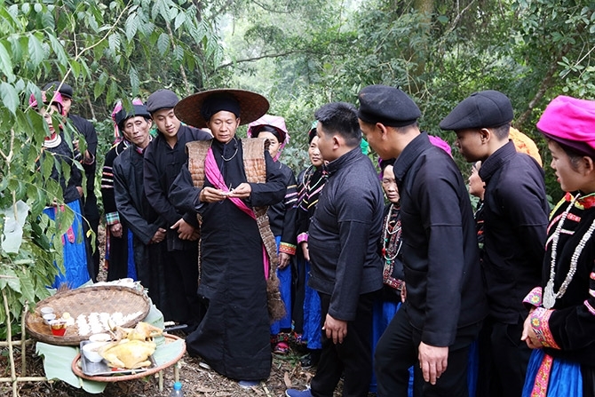  Lễ cúng thần rừng của người Pu Péo được chia làm hai phần: cúng dâng lễ (cúng sống) và cúng chính (cúng chín)
