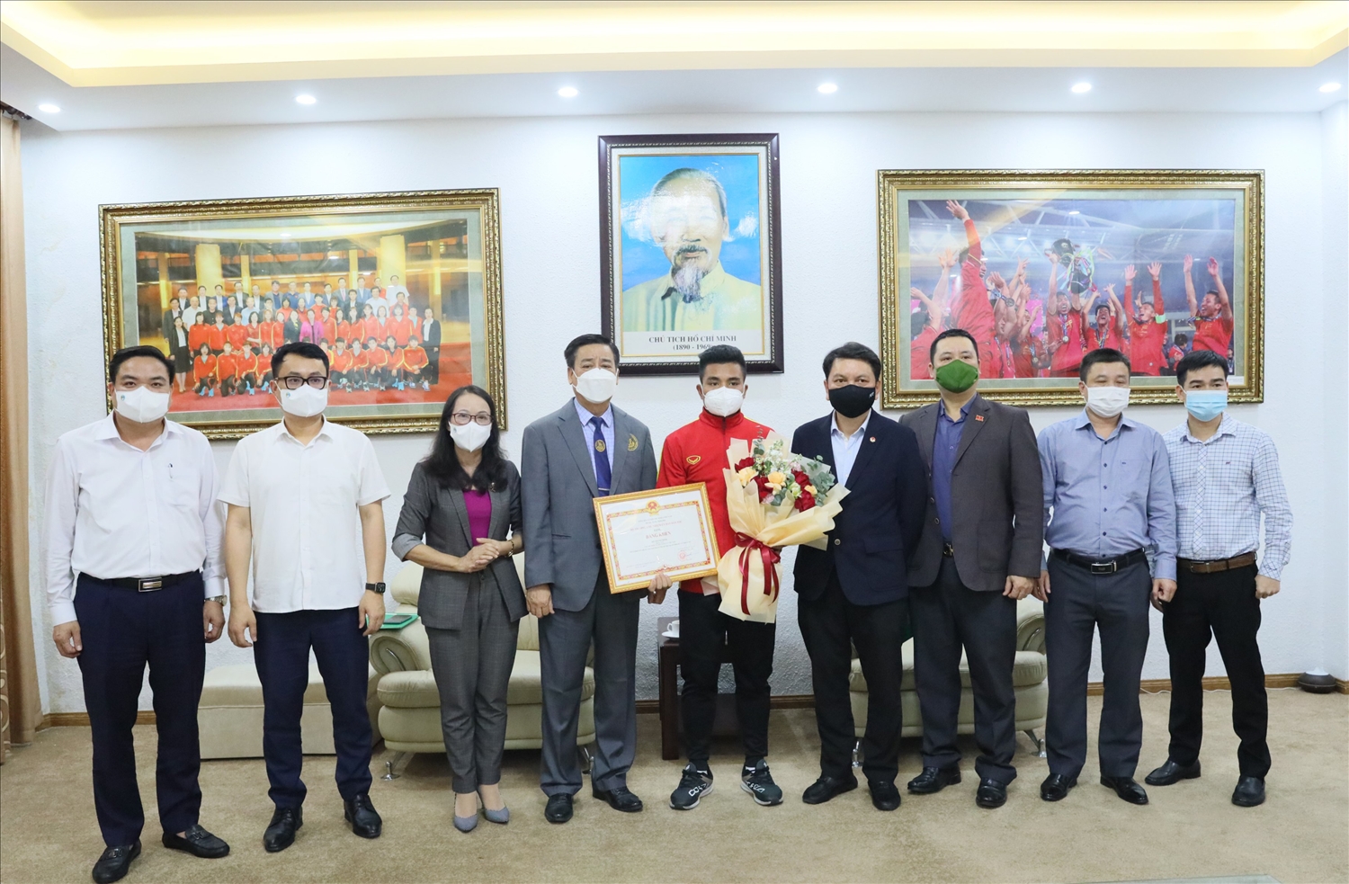 Thứ trưởng, Phó Chủ nhiệm UBDT Hoàng Thị Hạnh trao Bằng khen của Bộ trưởng, Chủ nhiệm UBDT cho cầu thủ Hồ Thanh Minh