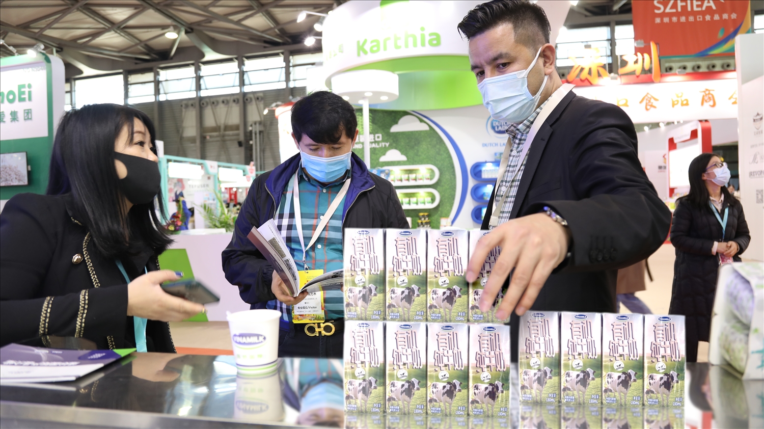Khách hàng tìm hiểu về các sản phẩm sữa tươi của Vinamilk tại Triển lãm FHC Thượng Hải 2021