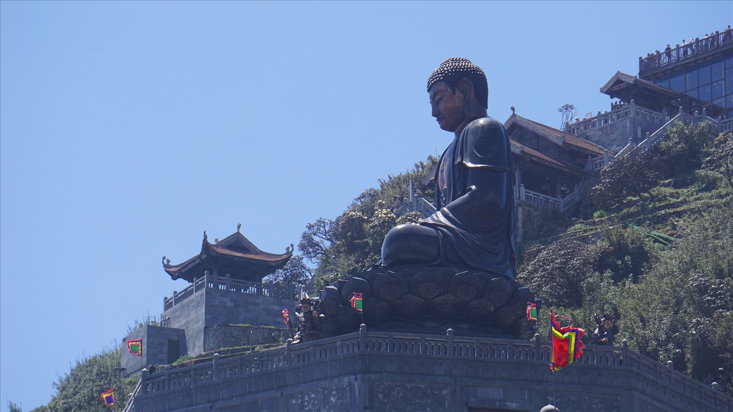 Du lịch tâm linh trên đỉnh Phan xi păng là một trong những điểm đến thu hút du khách trong thời gian qua