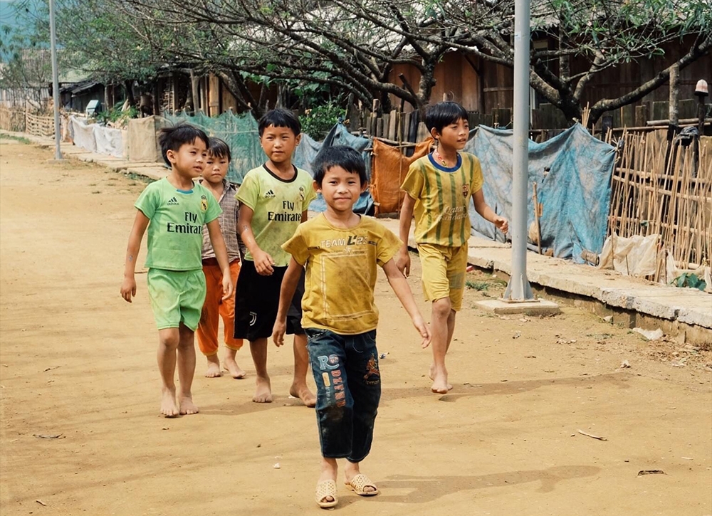 Cuộc sống của người dân ở Cù Vai ngày càng phát triển, trẻ em được quan tâm chăm sóc