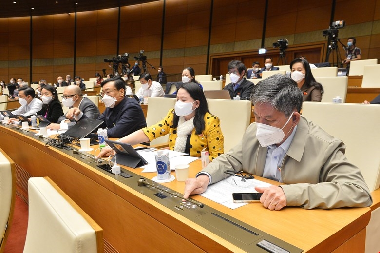 Đại biểu Quốc hội biểu quyết thông qua các nghị quyết