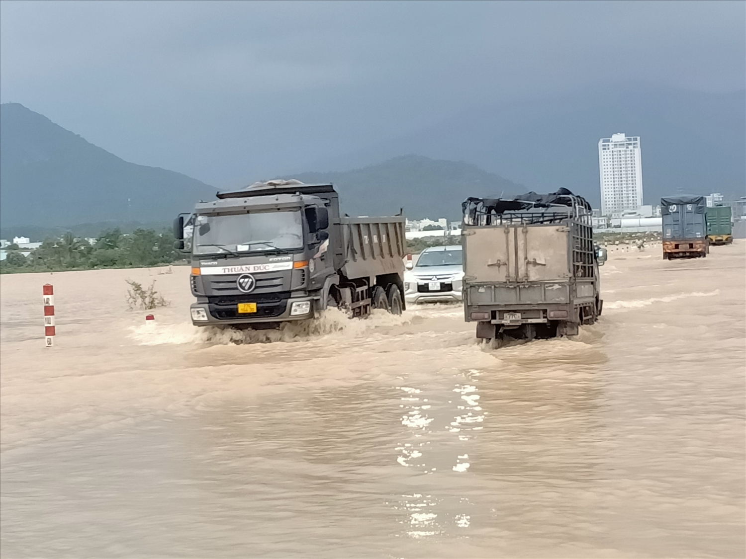 Mưa lớn gây ngập lụt chia cắt nhiều khu dân cư ở Bình Định