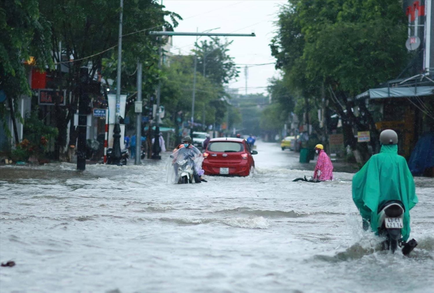 Mưa lớn khiến nhiều vùng trũng ở tỉnh Quảng Ngãi bị ngập nặng