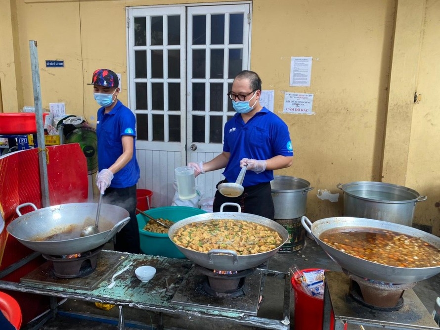 Bếp ăn Trung tâm Công tác xã hội thanh niên Thành phố (quận 1, TP. Hồ Chí Minh) cung cấp gần 4.500 suất ăn/ngày để tặng bệnh viện, khu cách ly, người dân khó khăn…