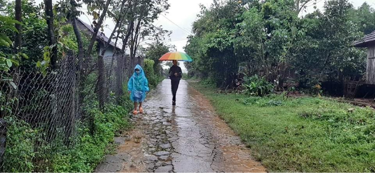 Thời tiết mưa gió, nhà xa trường học, không có phương tiện đi lại, nhiều học sinh có nguy cơ phải nghỉ học