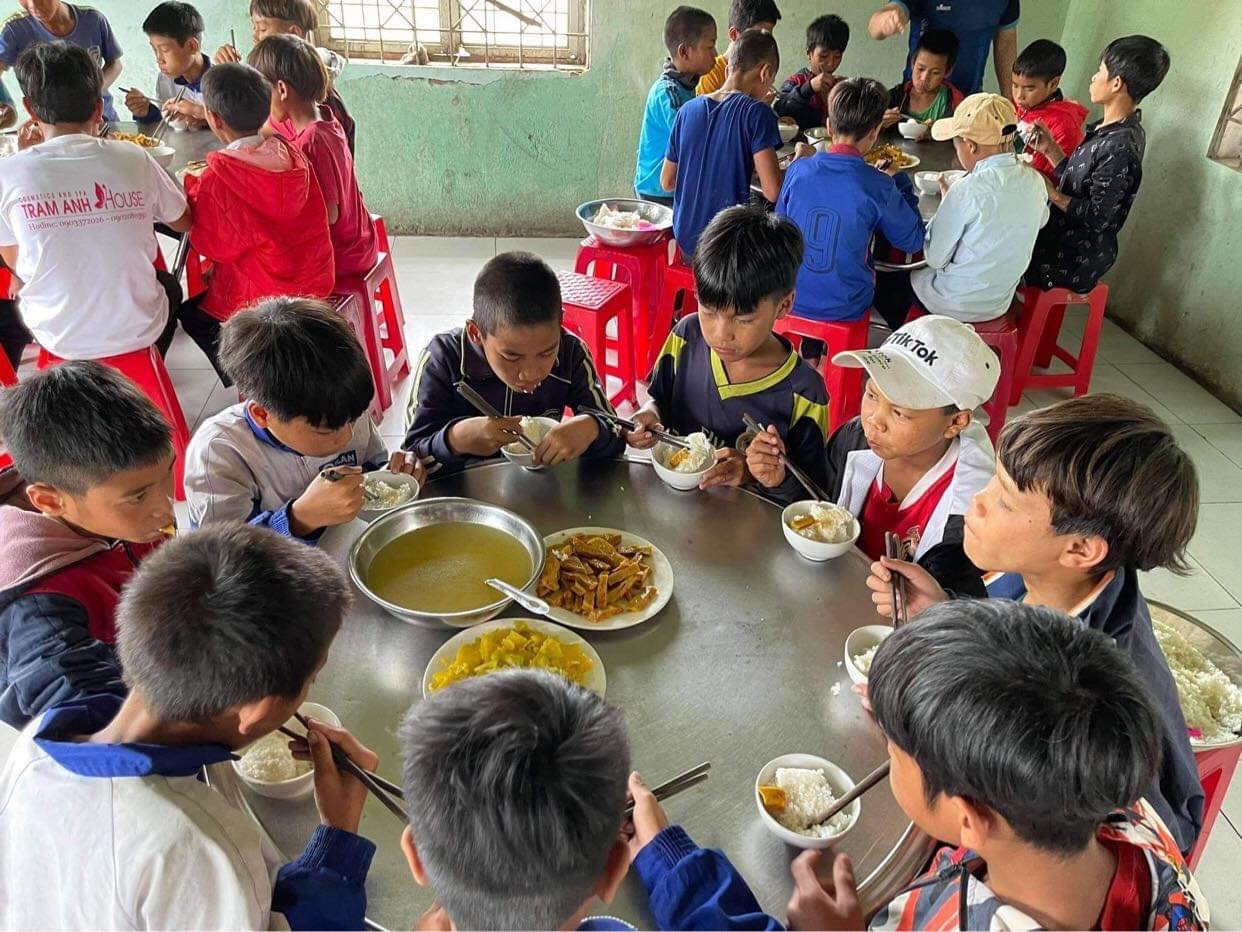 Bữa ăn của các em tại Trường PTDTBT Tiểu học Măng Cành