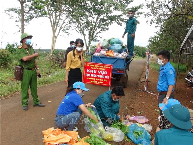  Lực lượng chức năng và các nhà hảo tâm chuẩn bị lương thực, thực phẩm hỗ trợ các hộ dân tại khu phong tỏa.